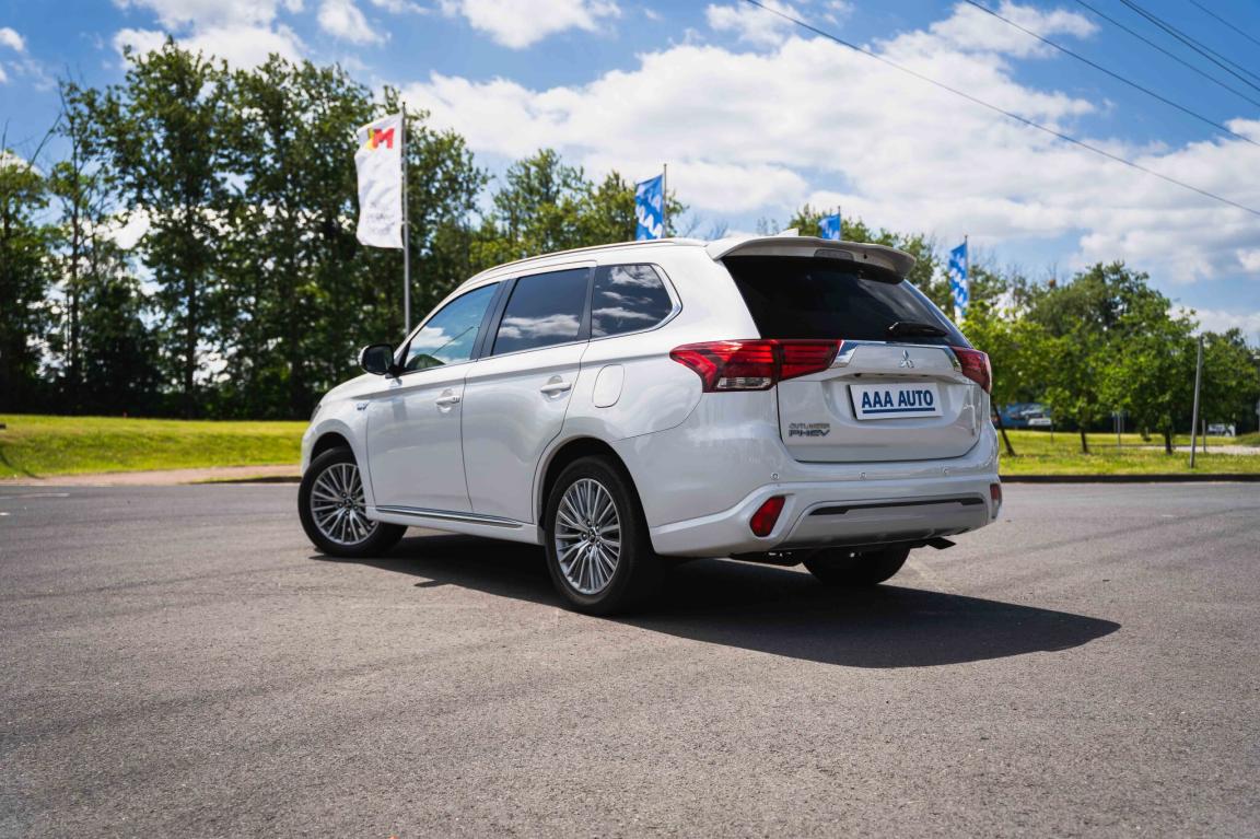 Mitsubishi Outlander, 2020